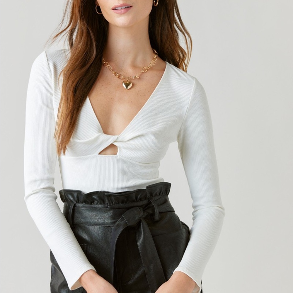 Francesca’s Key Hole Twist Front Top size Small NWT